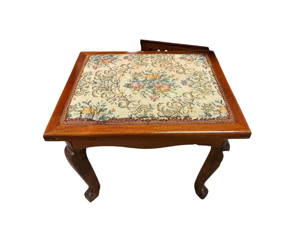 ANTIQUE VICTORAN MAHOGANY FOOT STOOL WITH PADDED UPHOLSTERED TOP: 16 1/2" X 14" X 14" 