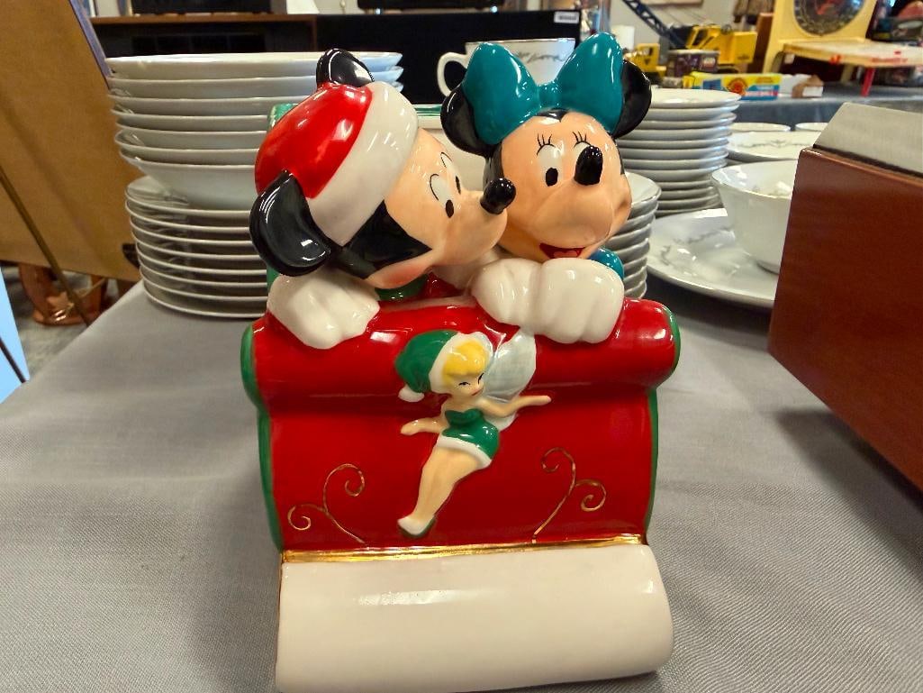 DISNEY STORE EXCLUSIVE DISNEY CHARACTER HOLIDAY CERAMIC COOKIE / BISCUIT JAR - 19