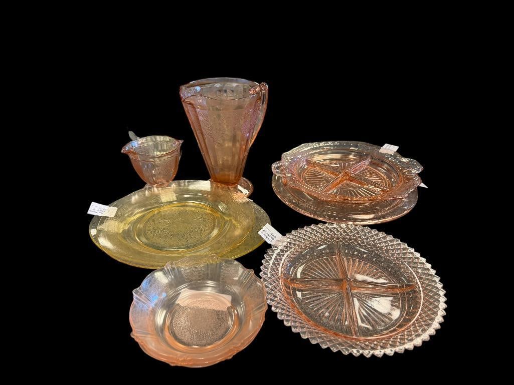 1930'S - 1940'S PINK AND YELLOW DEPRESSION GLASS TABLEWARE / SERVING PIECES: DIAMOND POINT PINK DIVIDED DISH, JEANETTE CHERRY BLOSSOM GLASS PITCHER, MAYFAIR OPEN ROSE RELISH DISH, JEANETTE SUNFLOWER CAKE PLATE, MACBETH-EVANS STIPPLED ROSE PLATE, AND MORE, TEN PIECES TOTAL 4"