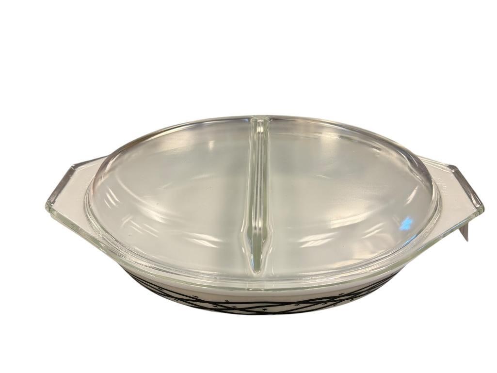 1958 PYREX 1.5QT DIVIDED CASSEROLE DISH IN BARBED WIRE PATTERN: MILK GLASS DISH WITH BLACK DESIGN, INCLUDES CLEAR GLASS TOP, NO CHIPS OR CRACKS 12 1/2" L 