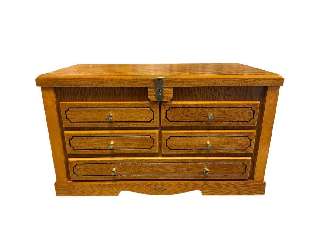 THOMAS MUSEUM SERIES OAK HOBBYIST / MACHINIST / JEWELERS CHEST: FEATURES FIVE DRAWERS WITH GREEN FELT, POLISHED BRASS KNOBS, HINGED TOP, INCLUDES OAK RODS TO LOCK DRAWERS, LIGHT WEAR ON TOP 23" X 11" X 14" 