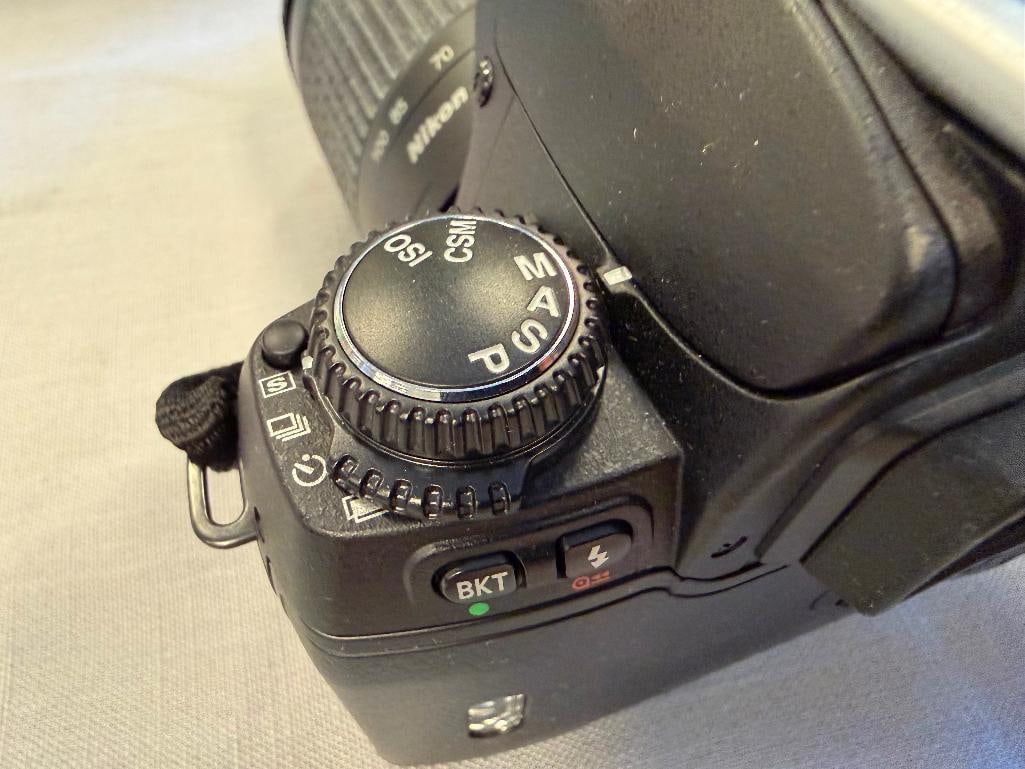 NIKON N80 SLRR 35MM FILM CAMERA WITH 28-100MM LENS, STRAP AND NIKON CAMERA BAG - 15