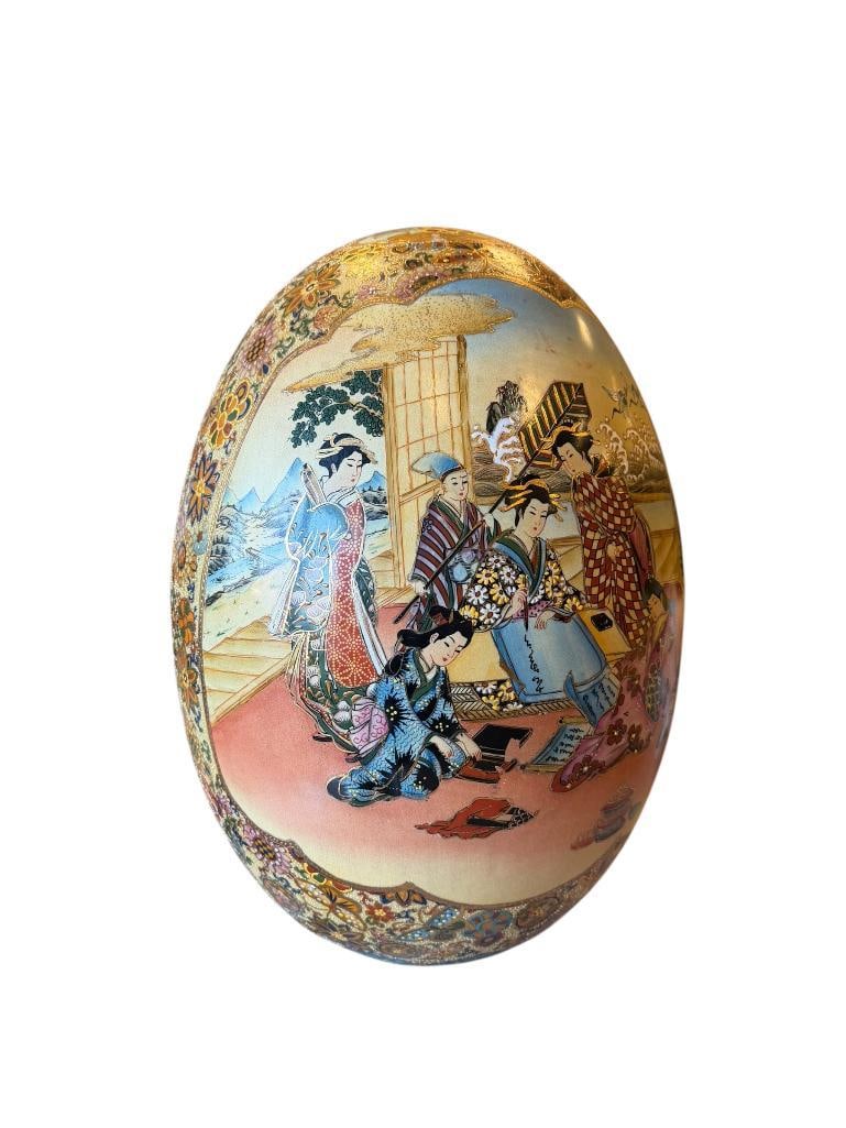 MASSIVE MID-20TH CENTURY DECORATIVE PORCELAIN SATSUMA EGG EMBELLISHED WITH GOLD GILT AND MORIAGE (1 of 20)