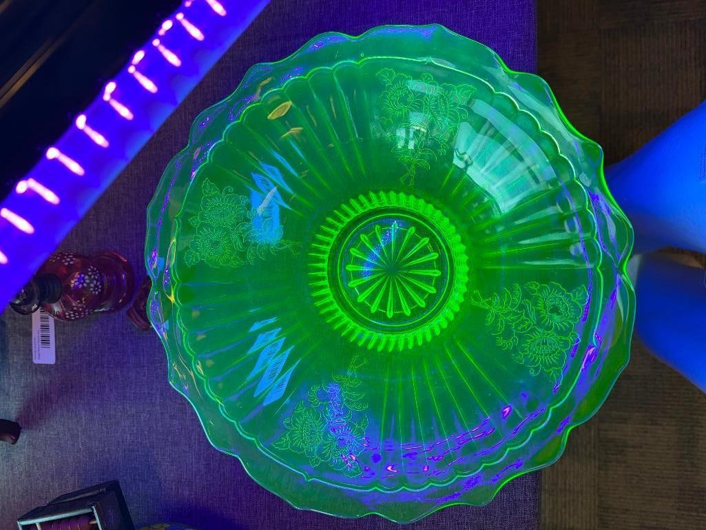 MAYFAIR OPEN ROSE ANCHOR HOCKING URANIUM GLASS CONSOLE BOWL CIRCA 1931-1937: FLORAL DESIGN BOWL, GLOWS BRIGHTLY, NO CRACKS OR CHIPS 11 1/2" ROUND 