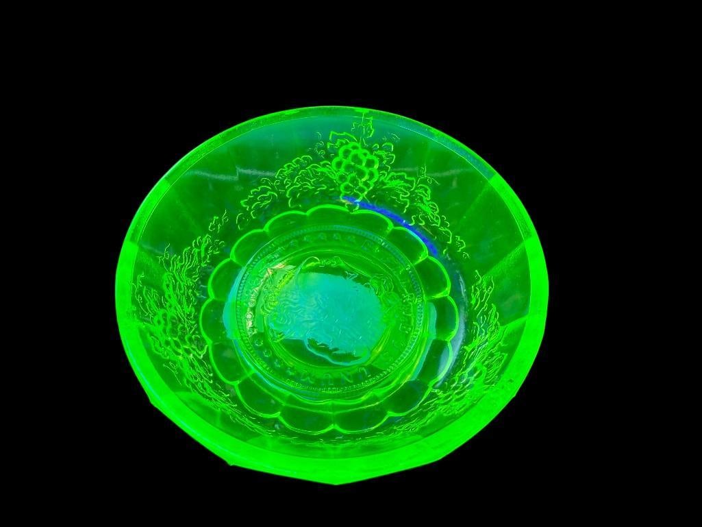 1980'S SUMMIT GLASS BERRY BOWL LIBERTY COIN / MORGAN DOLLAR URANIUM GLASS: FEATURES BERRY DESIGN WITH CENTER IMAGE OF AN 1889 MORGAN DOLLAR INSIDE BOWL, GLOWS BRIGHT, NO CHIPS OR CRACKS 4" ROUND 