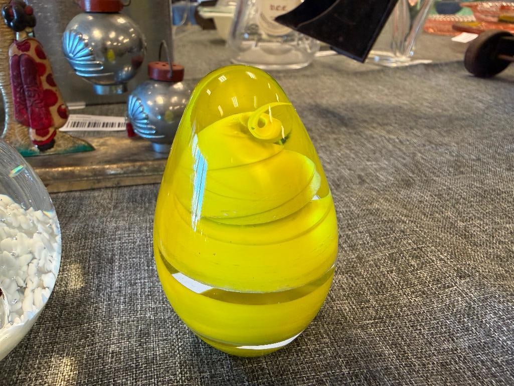 TWO HAND BLOWN ART GLASS PAPERWEIGHTS YELLOW SWIRL EGG PAPERWEIGHT AND PENGUIN PAPERWEIGHT - 5