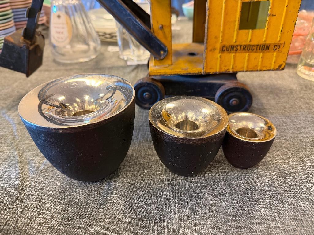 MID-CENTURY MODERN CAST IRON AND CHROME FINISH CANDLESTICK HOLDERS IN GRADUATING SIZES - 3