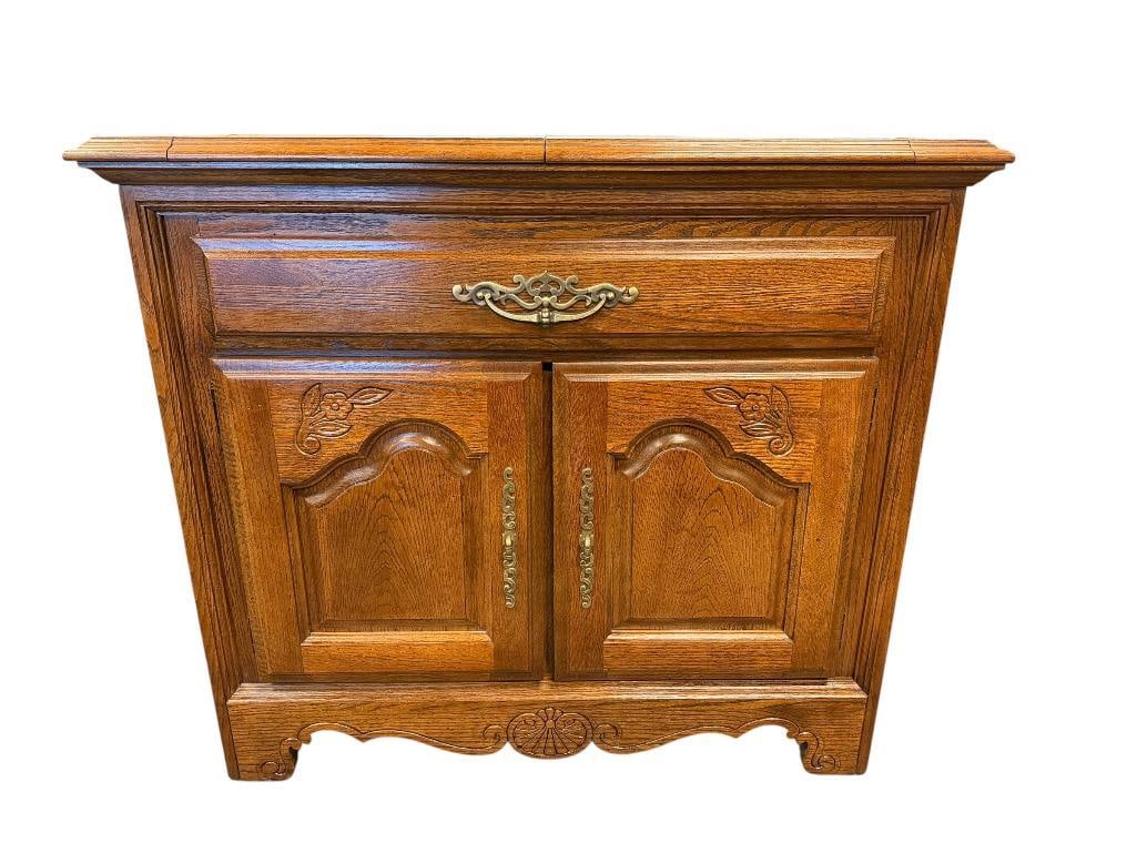 ELEGANT STANLEY FURNITURE FLIP TOP SERVER BUFFET: BLACK TOP WHEN FLIPPED OPEN, SINGLE DRAWER WITH BRASS PULLS, AND TWO DOOR BOTTOM CABINET, GOOD CONDITION 38" X 19" X 33" 