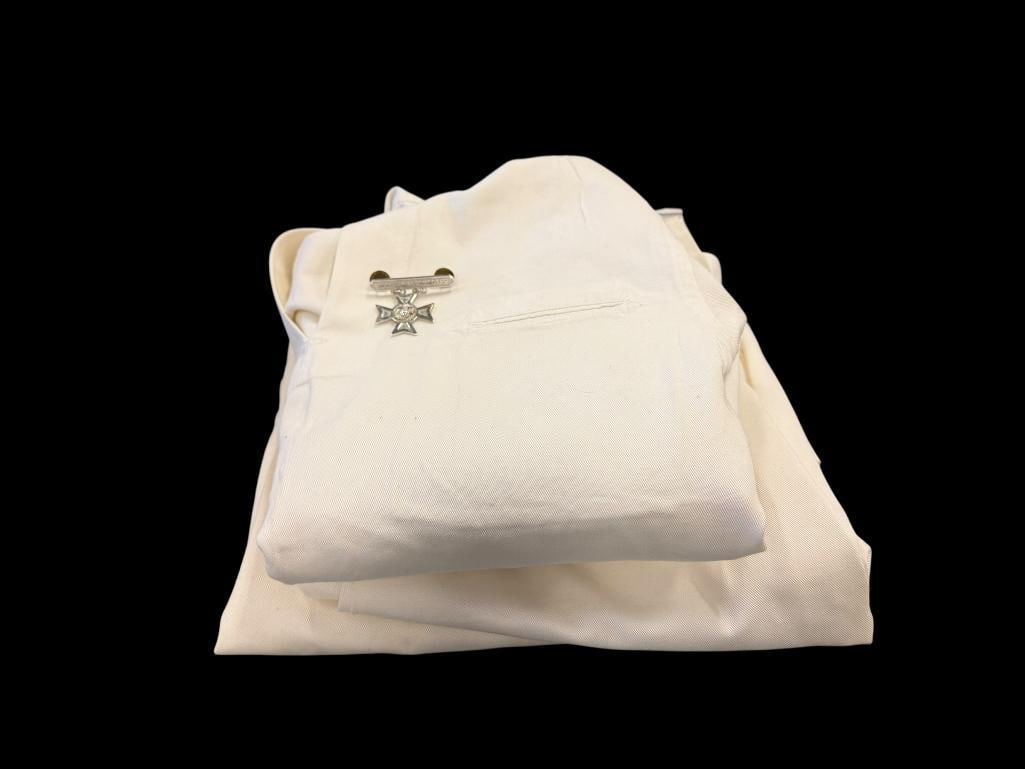 VINTAGE NAVY DRESS WHITES WITH MILITARY MEDALS INCLUDING RIFLE SHARPSHOOTER AND 1969 NAVY MEDAL: GOOD CONDITION SIZE 38-A 