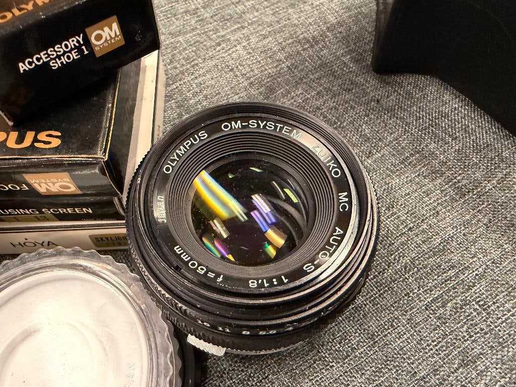 VINTAGE OLYMPIUS OM-1 LANDMARK 1971 COMPACT 35MM SLR CAMERA WITH LENSES AND ACCESORIES - 12