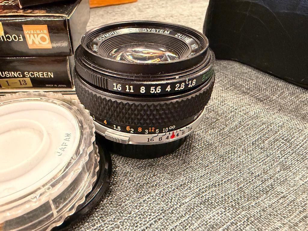 VINTAGE OLYMPIUS OM-1 LANDMARK 1971 COMPACT 35MM SLR CAMERA WITH LENSES AND ACCESORIES - 13