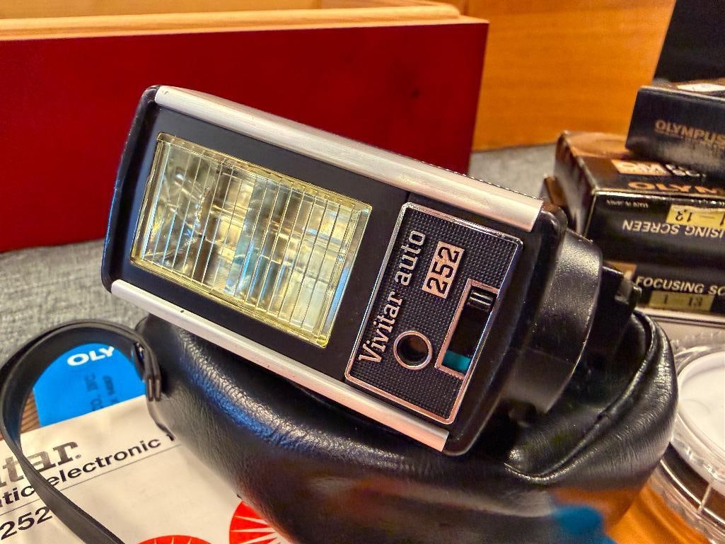 VINTAGE OLYMPIUS OM-1 LANDMARK 1971 COMPACT 35MM SLR CAMERA WITH LENSES AND ACCESORIES - 17