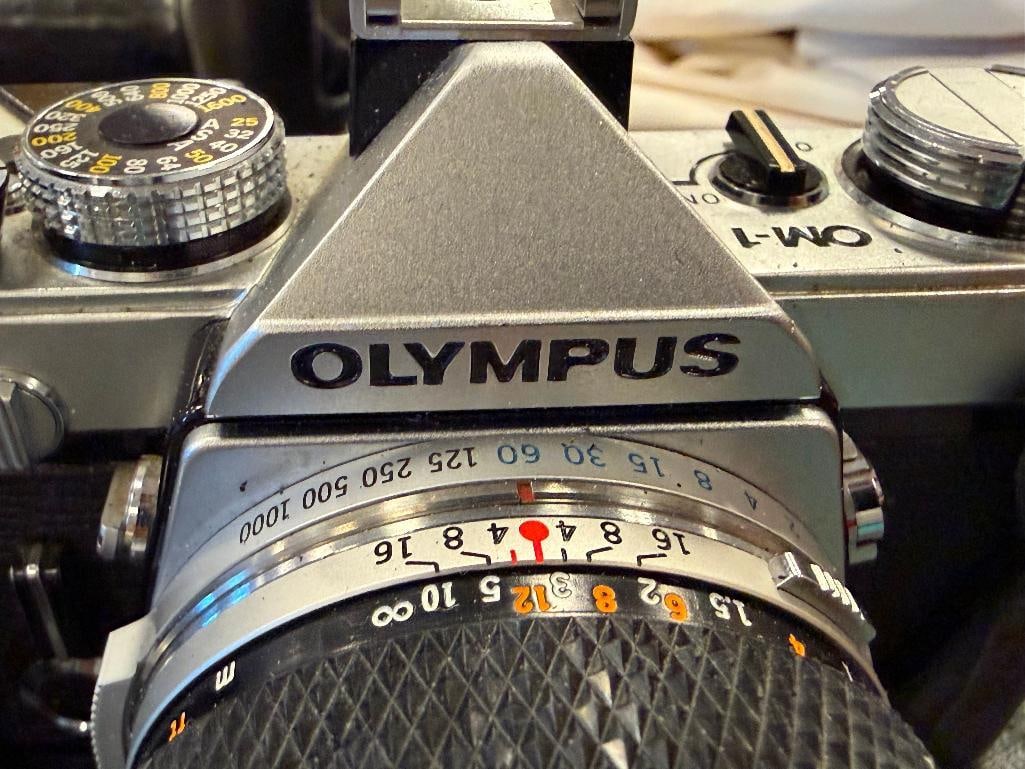 VINTAGE OLYMPIUS OM-1 LANDMARK 1971 COMPACT 35MM SLR CAMERA WITH LENSES AND ACCESORIES - 4