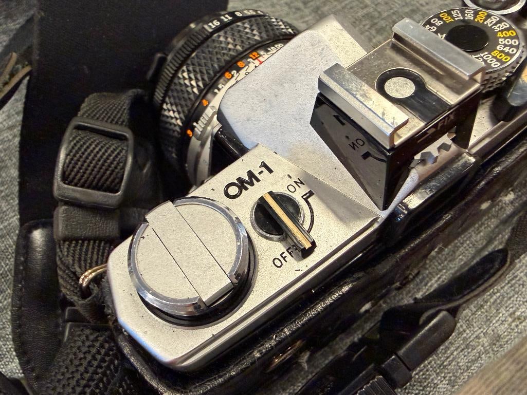 VINTAGE OLYMPIUS OM-1 LANDMARK 1971 COMPACT 35MM SLR CAMERA WITH LENSES AND ACCESORIES - 7