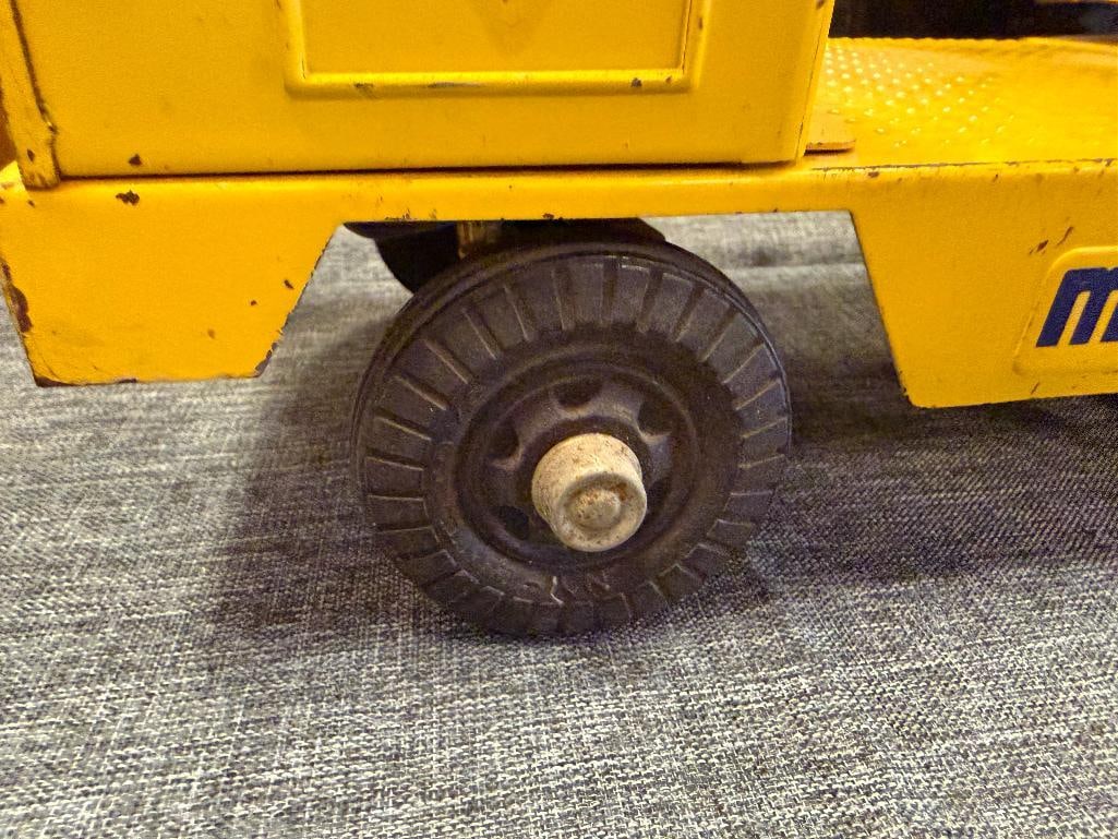 VINTAGE NYLINT PRESSED STEEL CLARK EQUIPMENT MODEL T-24 MICHIGAN CRANE TOY - 12