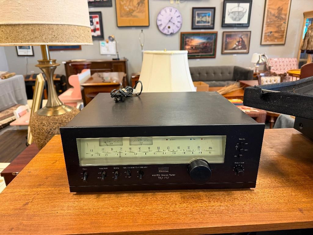 VINTAGE CIRCA 1977 SANSUI AM/FM STEREO TUNER TU-717: INCLUDES POWER, TESTED +, SERIAL # 218120284