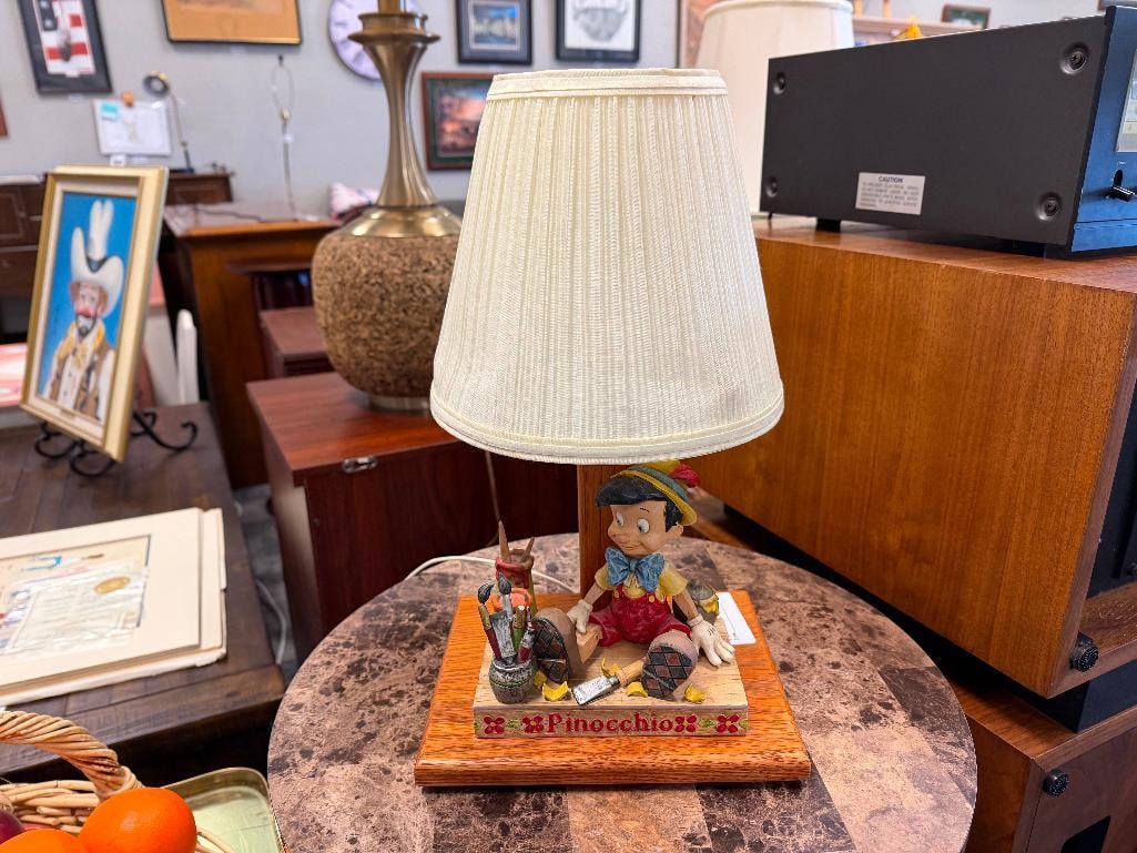 DISNEY TRADITIONS JIM SHORE " CARVED FROM THE HEART " FIGURE MOUNTED TO OAK BASE TABLE LAMP: TESTED +, MINOR DAMAGE, ONE PAINT BRUSH IS MISSING TIP 9" X 7" X 16"