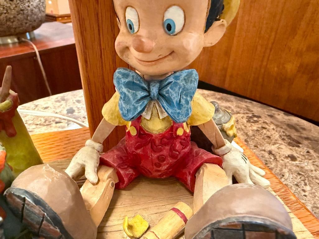 DISNEY TRADITIONS JIM SHORE " CARVED FROM THE HEART " FIGURE MOUNTED TO OAK BASE TABLE LAMP - 4