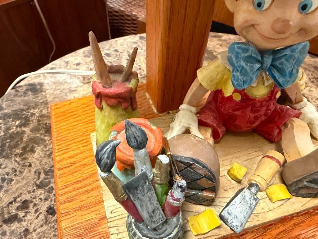 DISNEY TRADITIONS JIM SHORE " CARVED FROM THE HEART " FIGURE MOUNTED TO OAK BASE TABLE LAMP - 6