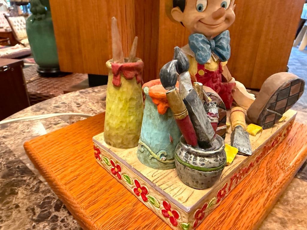 DISNEY TRADITIONS JIM SHORE " CARVED FROM THE HEART " FIGURE MOUNTED TO OAK BASE TABLE LAMP - 7