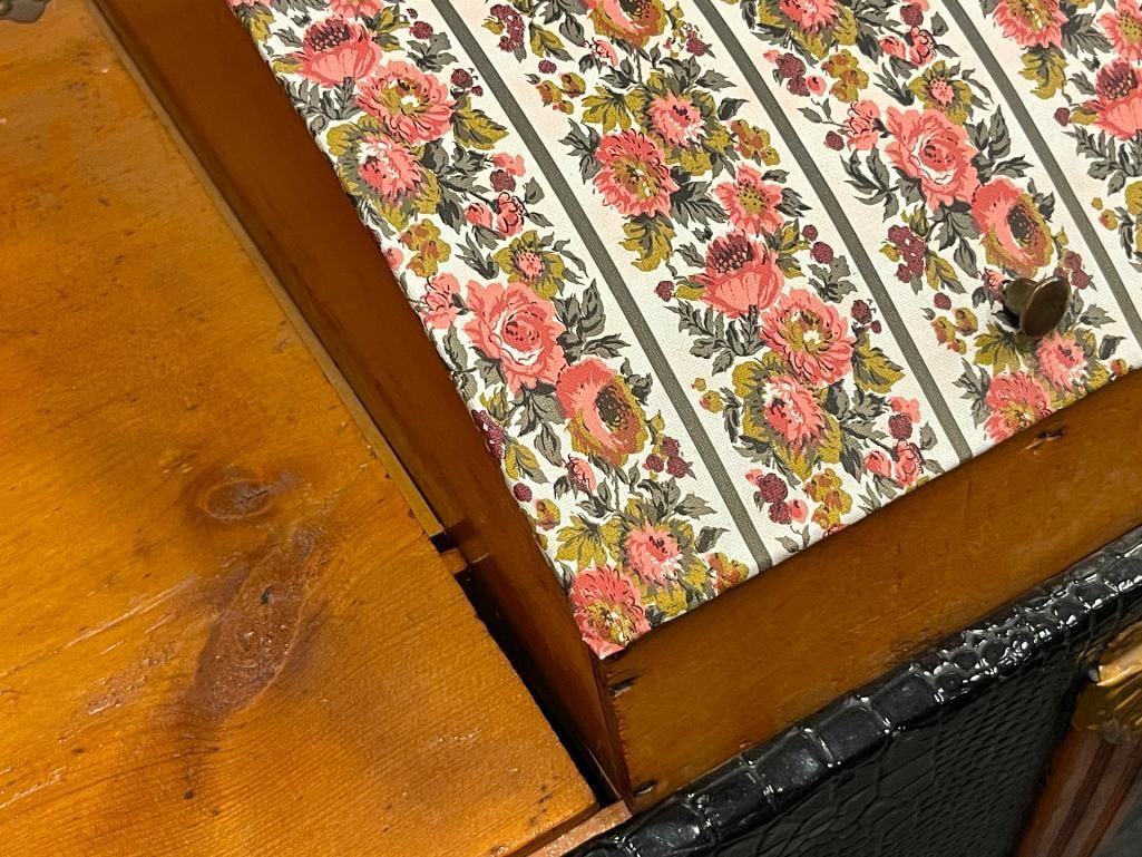 NICELY RESTORED ANTIQUE CAMEL BACK TRUNK ALLIGATOR METAL OVERLAY - 9