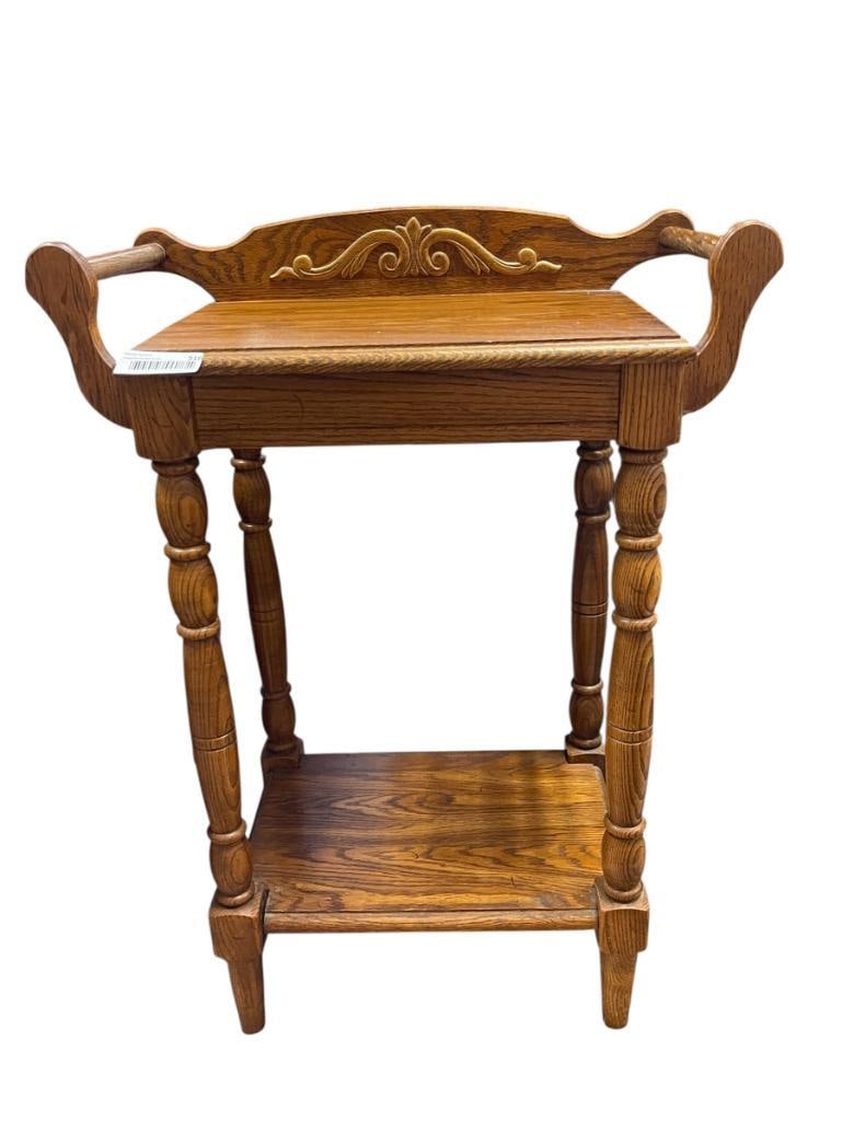 TRADITIONAL STYLE OAK TELEPHONE STAND / ACCENT STAND FEATURING TURNED SPINDLE LEGS: ALSO HAS A LOWER STORAGE SHELF, GOOD CONDITION 22" X 13" X 29" 