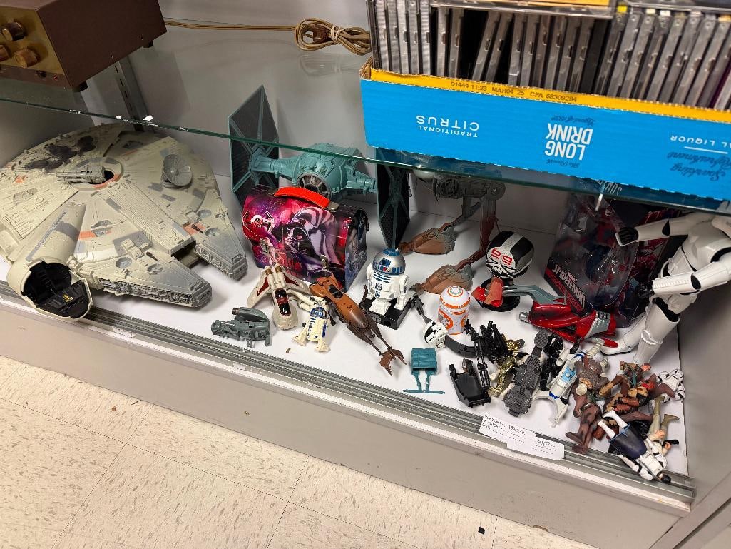 STAR WARS COLLECTIBLE TOYS AND VARIOUS ACTION FIGURES (1 of 9)