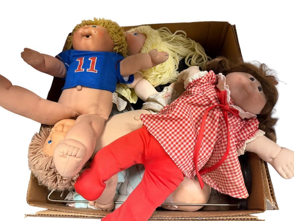 COLLECTION OF CABBAGE PATCH DOLLS AND OTHER DOLLS: VARIOUS CONDITIONS, SOME SIGNED PORCELAIN DOLLS BY ROMAN'S 