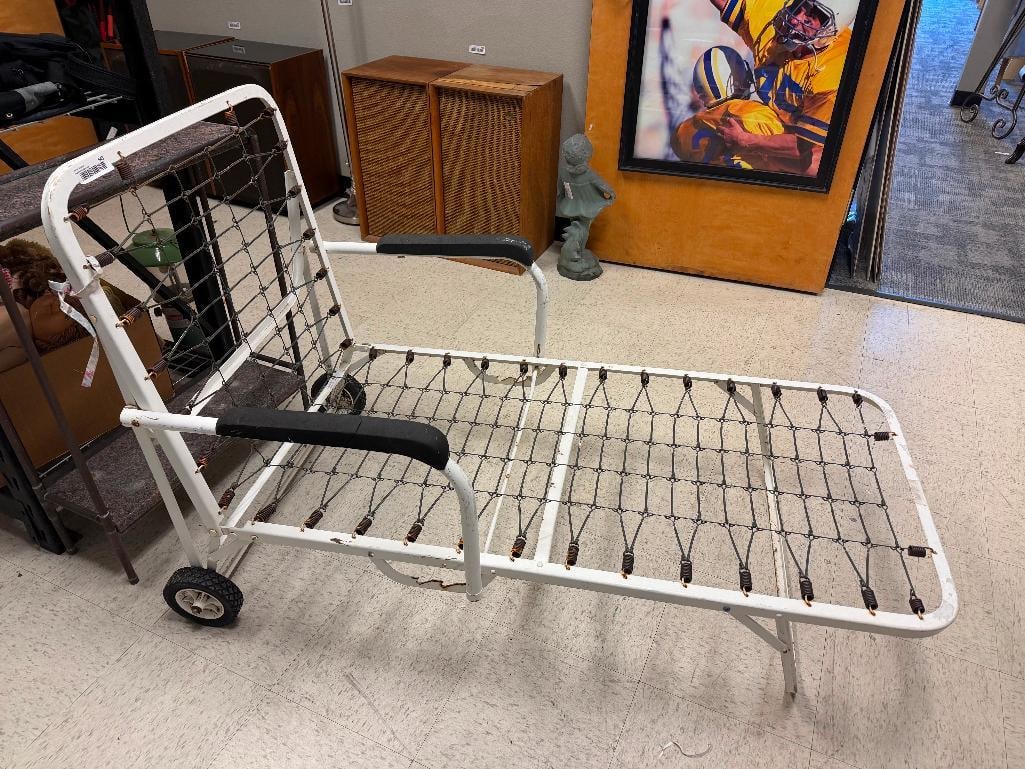 VINTAGE METAL CHAISE LOUNGE CHAIR FEATURING WHITE FRAME, ADJUSTABLE BACKREST, AND WHEELS - 4