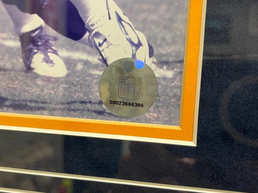 LADAINIAN TOMLINSON FORMER FOOTBALL PLAYER AUTOGRAPHED PHOTO / ENSEMBLE - 5