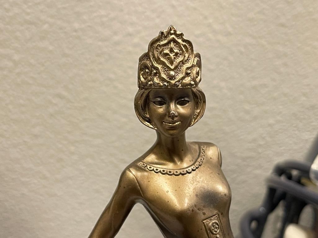 SEYMOUR MANN RESIN FIGURE OF A WOMAN IN ART DECO ATTIRE - 3
