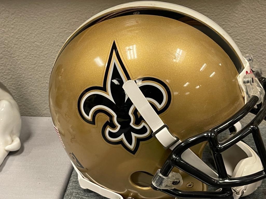 NEW ORLEANS SAINTS RIDDELL VSR-4 PROFESSIONAL ISSUE HELMET INTRODUCED IN 1994, BANNED PRIOR TO 2019 - 2