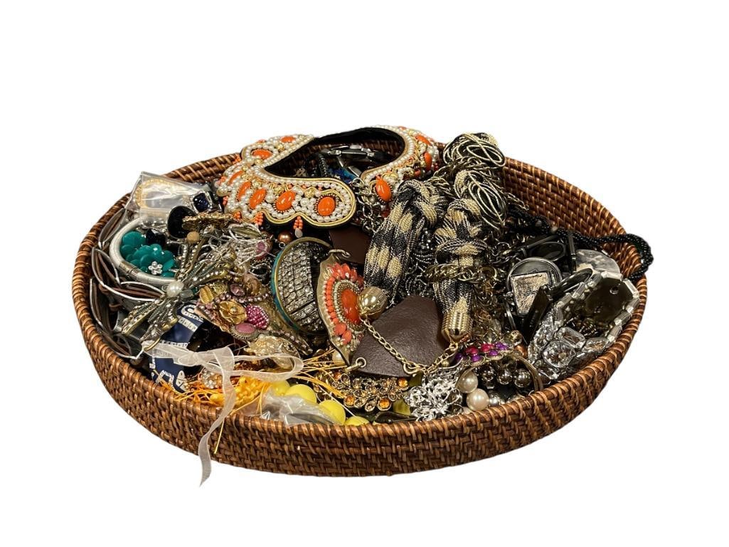13 POUNDS OF WOMANS FASHION JEWELRY BRACELETS, NECKLACES, BROOCHES, BELTS, ETC: INCLUDES WICKER TRAY TRAY MEASURES 17" X 13" 