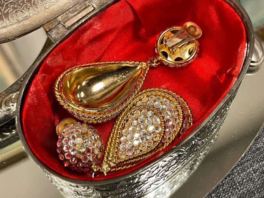 MIRRORED VANITY TRAY WITH VINTAGE VANITY MIRROR AND JEWELRY BOX WITH PAIR OF CLIP-ON EARRINGS - 7