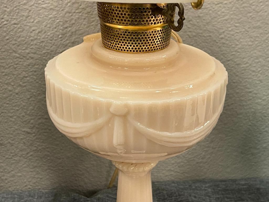 VINTAGE 1940'S LINCOLN DRAPE TALL ELECTRIFIED CUSTARD GLASS OIL LAMP WITH SHADE - 5
