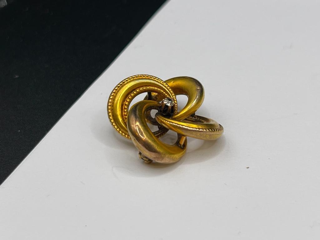 ANTIQUE 14K YELLOW GOLD BROOCH FEATURING SINGLE ROUND BRILLIANT CUT DIAMOND IN CENTER - 3
