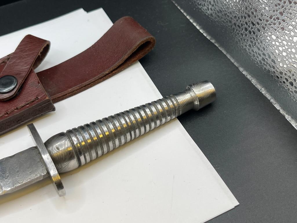 CUSTOM MADE DAMSCUS STEEL DAGGER WITH STEEL RIBBED HANDLE AND LEATHER SHEATH - 5