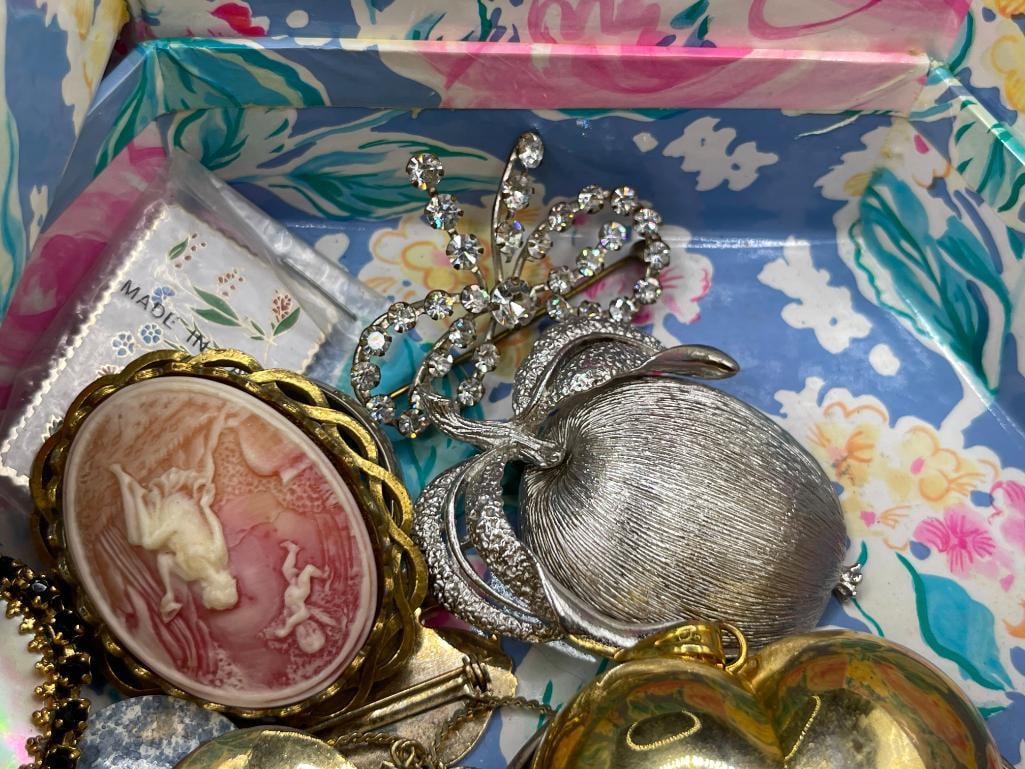 JEWERLY CASED FILLED WITH SIGNED COSTUME JEWELRY BROOCHES, LADIES WRISTWATCHES, PINS, AND MORE - 11