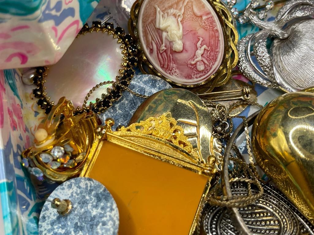 JEWERLY CASED FILLED WITH SIGNED COSTUME JEWELRY BROOCHES, LADIES WRISTWATCHES, PINS, AND MORE - 13