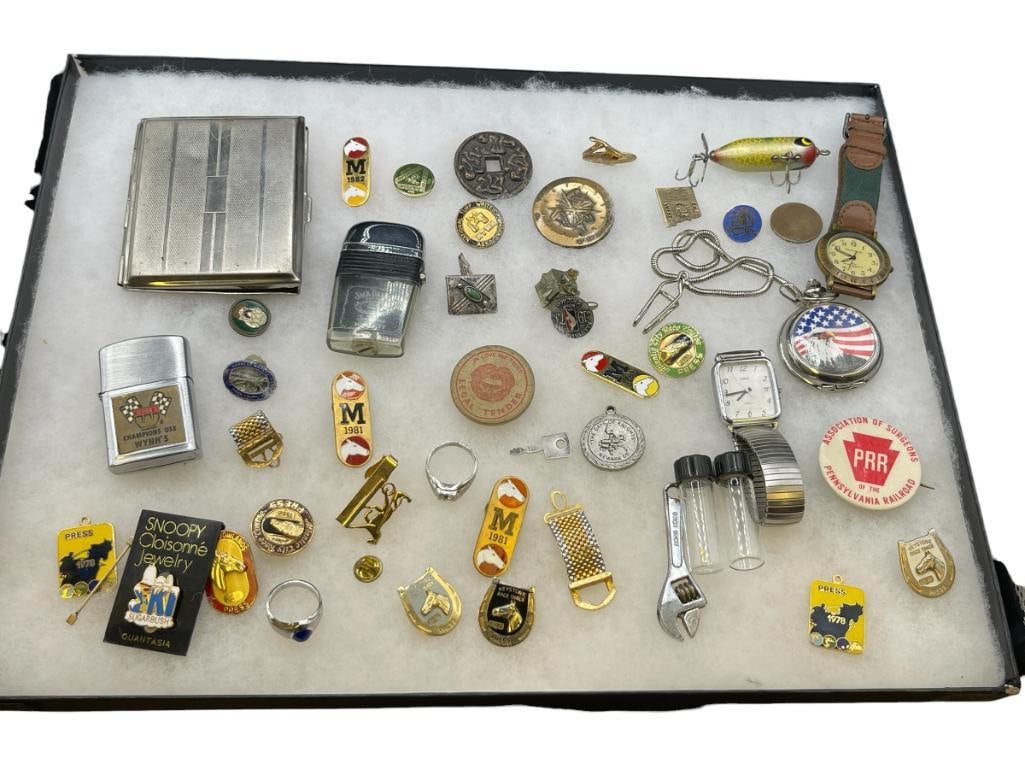 ASSORTEMENT OF MEN'S JEWELRY, WATCH FOBS, GOLD FLAKES, AND OTHER MEN'S JEWELRY: UNIQUE COLLECTION, HORSE RACING PINS, HORSE RACING PRESS PINS, INCLUDES TWO STERLING SILVER PIECES, CIGARETTE CASE, AND MORE