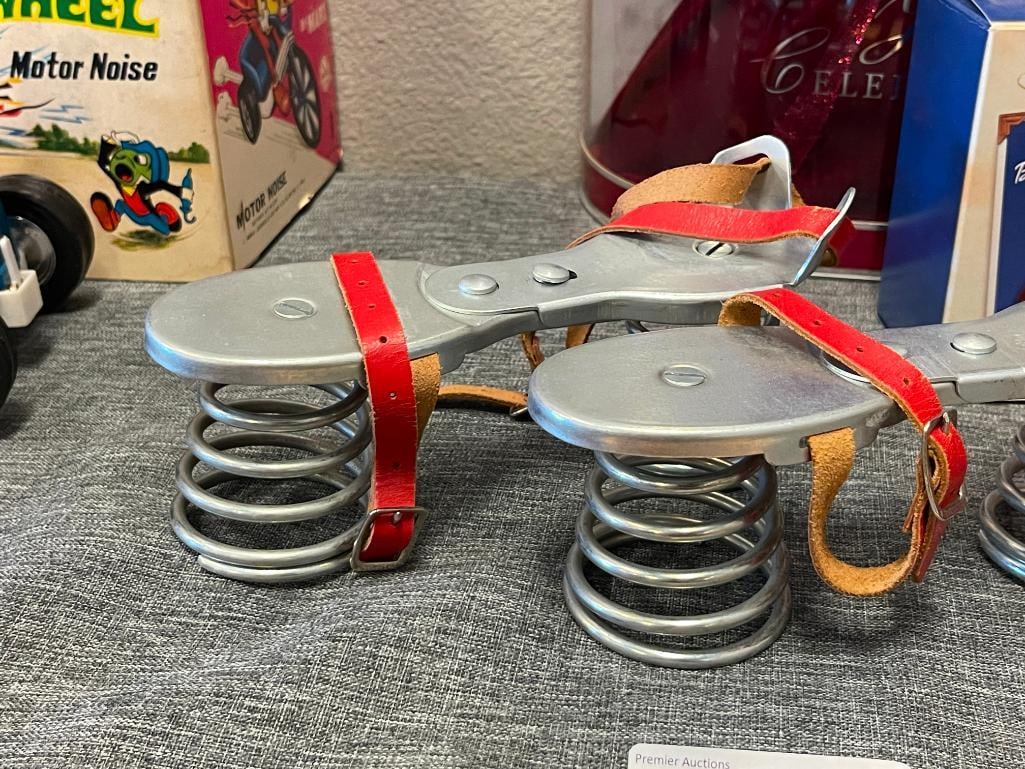 CIRCA 1950'S - 1960'S VINTAGE CHILDREN'S MOON SHOES - 2