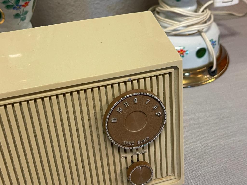 VINTAGE RCA SOLID STATE AM RADIO MODEL RZA202B - 2