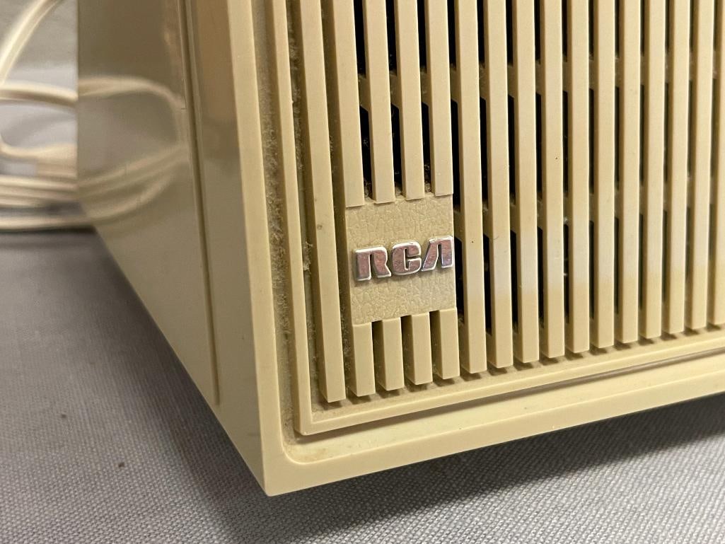 VINTAGE RCA SOLID STATE AM RADIO MODEL RZA202B - 3