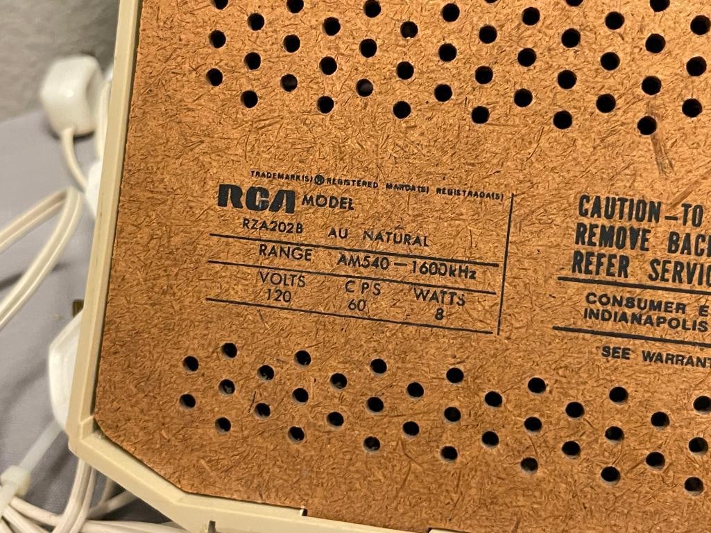 VINTAGE RCA SOLID STATE AM RADIO MODEL RZA202B - 5