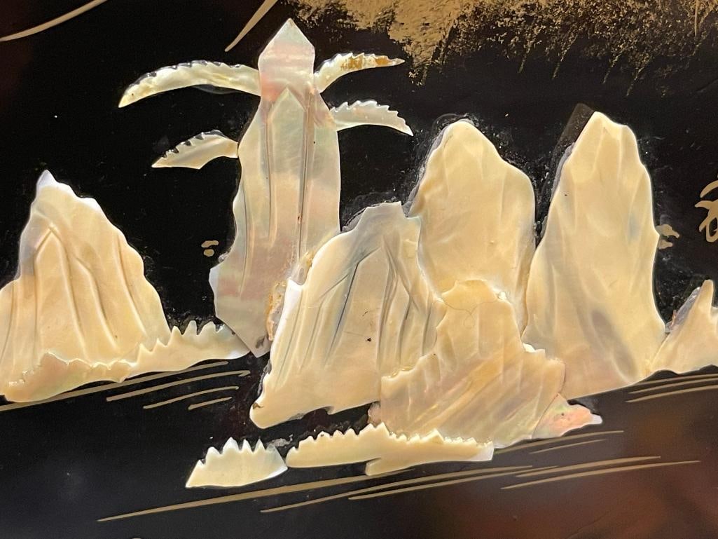 VINTAGE CHINESE LACQUERED WOOD ROUND PANEL WITH MOTHER OF PEARL LANDSCAPE / MOUNTAIN SCENE - 5