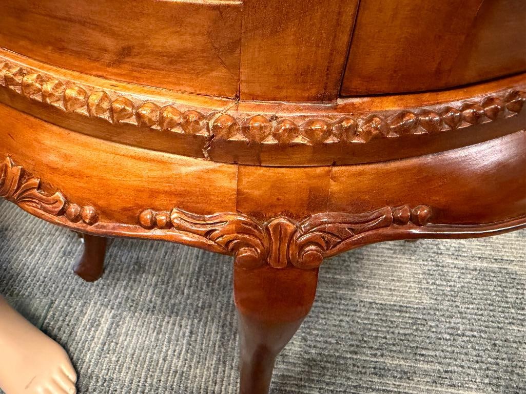 FOUR-LEGGED ROUND DISPLAY TABLE WITH SERVING TRAY - 11