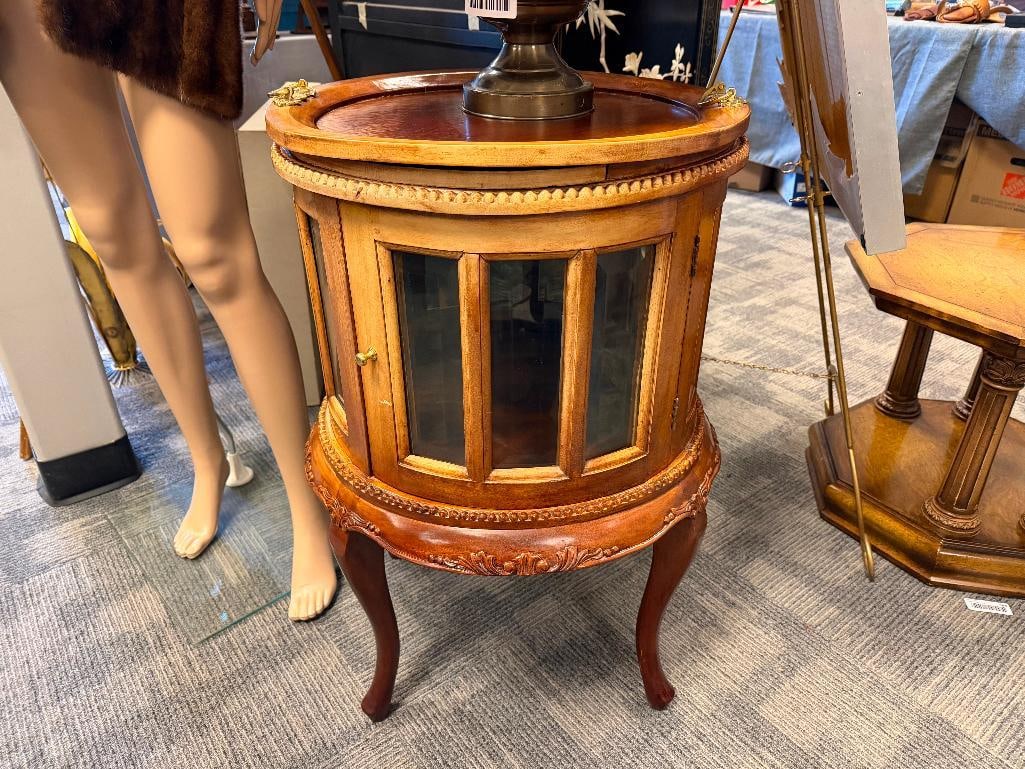 FOUR-LEGGED ROUND DISPLAY TABLE WITH SERVING TRAY - 2