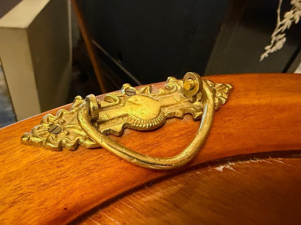 FOUR-LEGGED ROUND DISPLAY TABLE WITH SERVING TRAY - 6