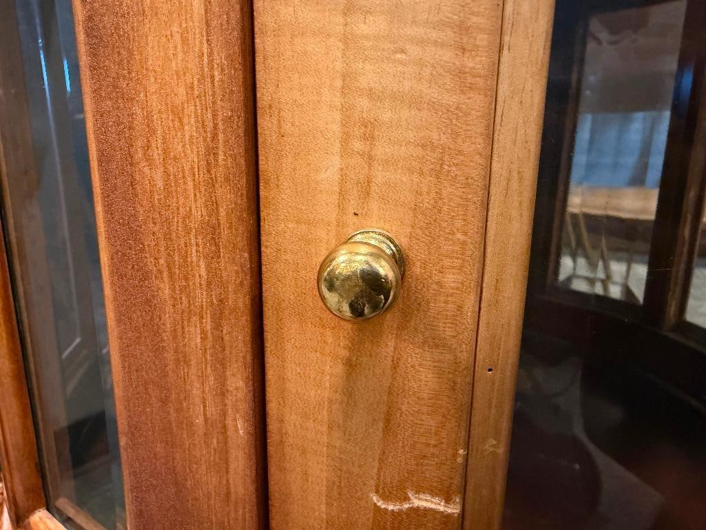 FOUR-LEGGED ROUND DISPLAY TABLE WITH SERVING TRAY - 8