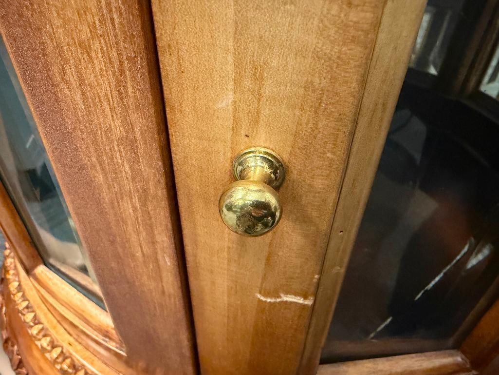 FOUR-LEGGED ROUND DISPLAY TABLE WITH SERVING TRAY - 9